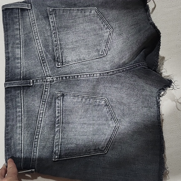 Old Navy High Rise Secret Slim Pockets Women Gray Denim Distressed Shorts Size 6 - Picture 8 of 10